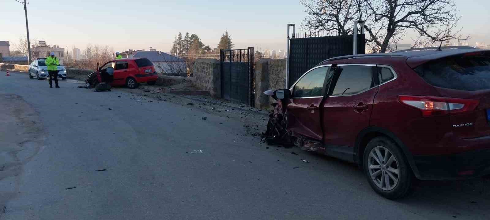 Niğde&rsquo;de otomobiller &ccedil;arpıştı: 3 yaralı
