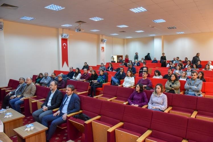 Üniversitede ‘Bilimsel Araştırma Süreçleri ve Araştırma Etiği’ paneli düzenlendi
