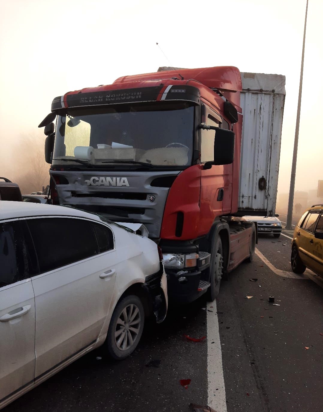 K&uuml;tahya&rsquo;da 6 aracın karıştığı zincirleme trafik kazasında 2 kişi yaralandı
