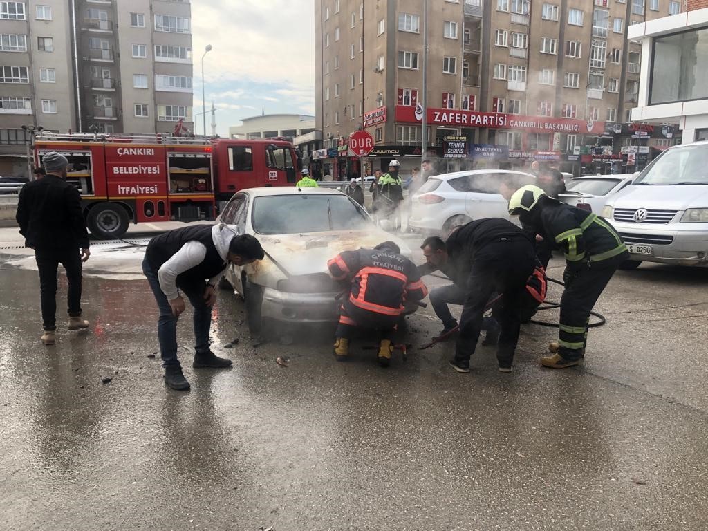 Seyir halinde alevlere teslim olan otomobil kullanılmaz hale geldi
