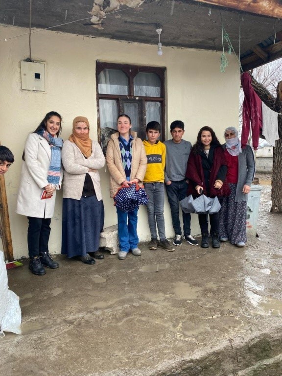 Gönüllü öğretmenler köy köy gezerek çocukları okula kazandırıyor
