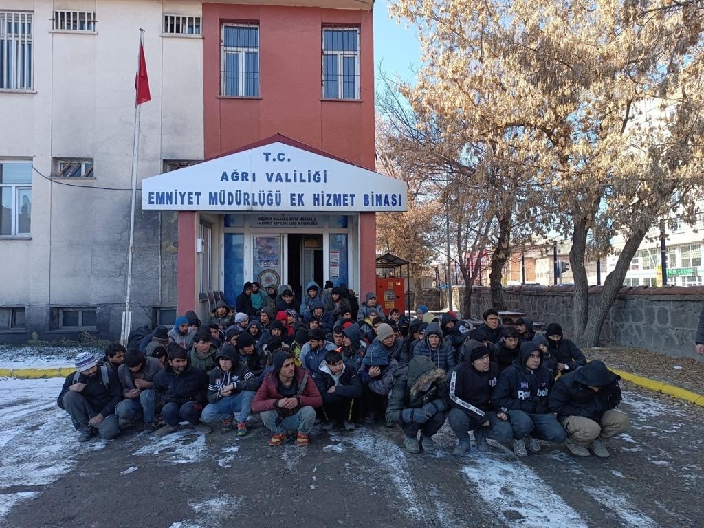 Ağrı’da tırda 85 kaçak göçmen yakalandı