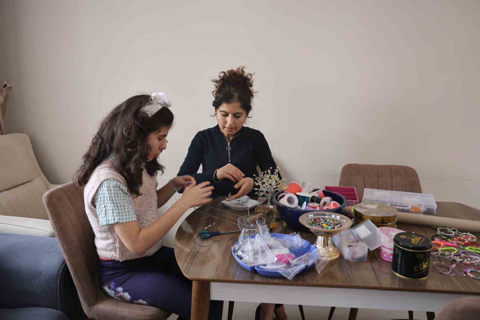 Otizmli gen&ccedil; kızı, makrome ipi hayata bağladı
