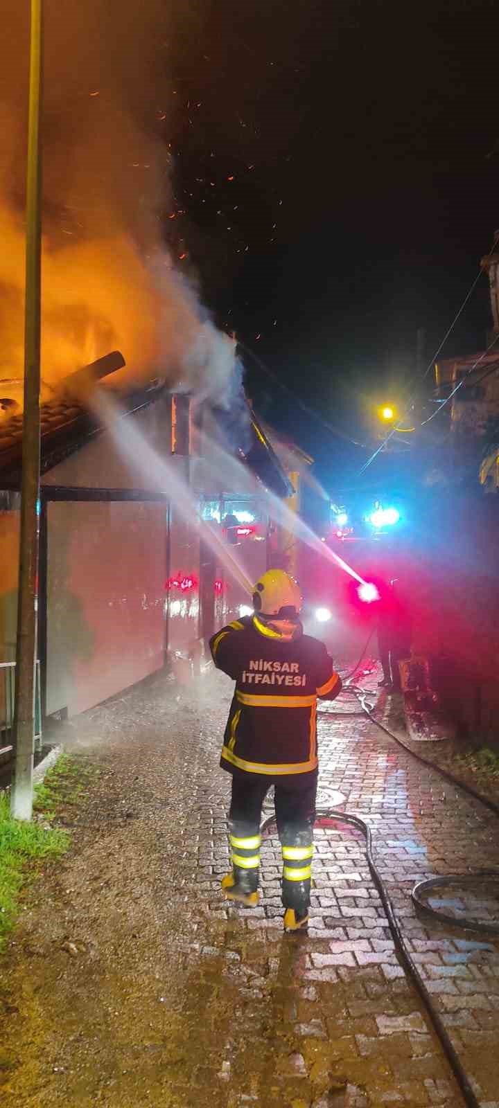 Tokat’ta tarihi konak yangında ağır hasar aldı
