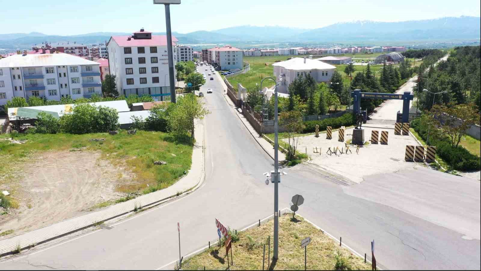 Bing&ouml;l&rsquo;deki yol genişletme &ccedil;alışmaları, trafiğe can suyu oluyor
