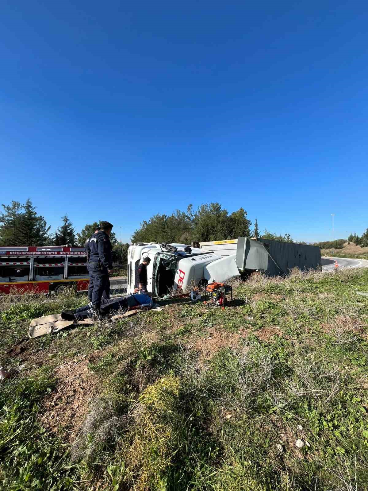 Tarsus’ta tır devrildi: 1 yaralı
