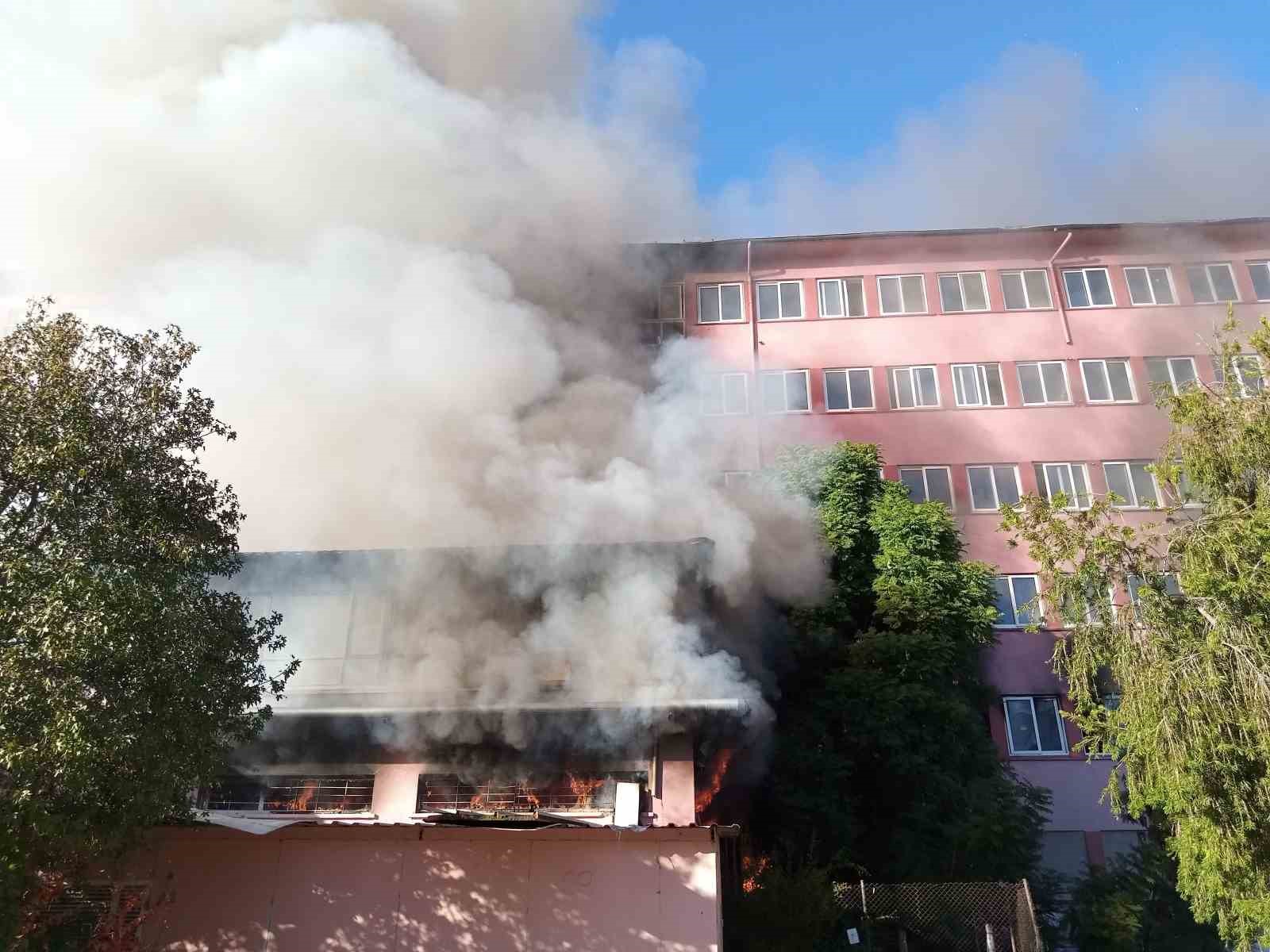 Adana&rsquo;daki yangın devam ediyor, iş&ccedil;iler kurtarıldı
