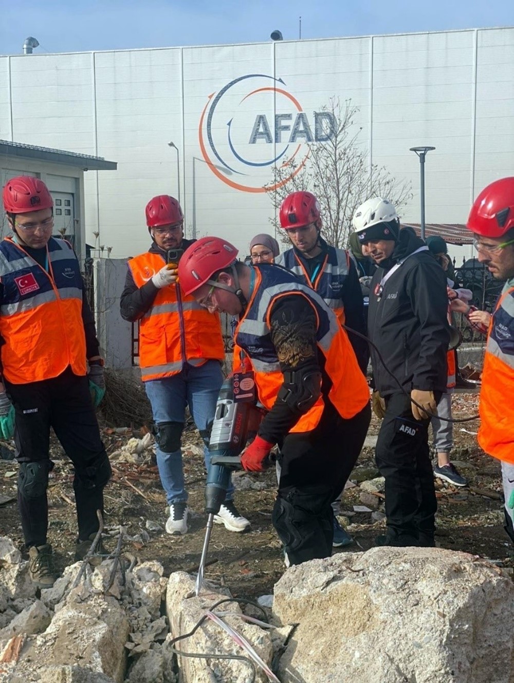 Hemşirelik öğrencilerine arama kurtarma eğitimi
