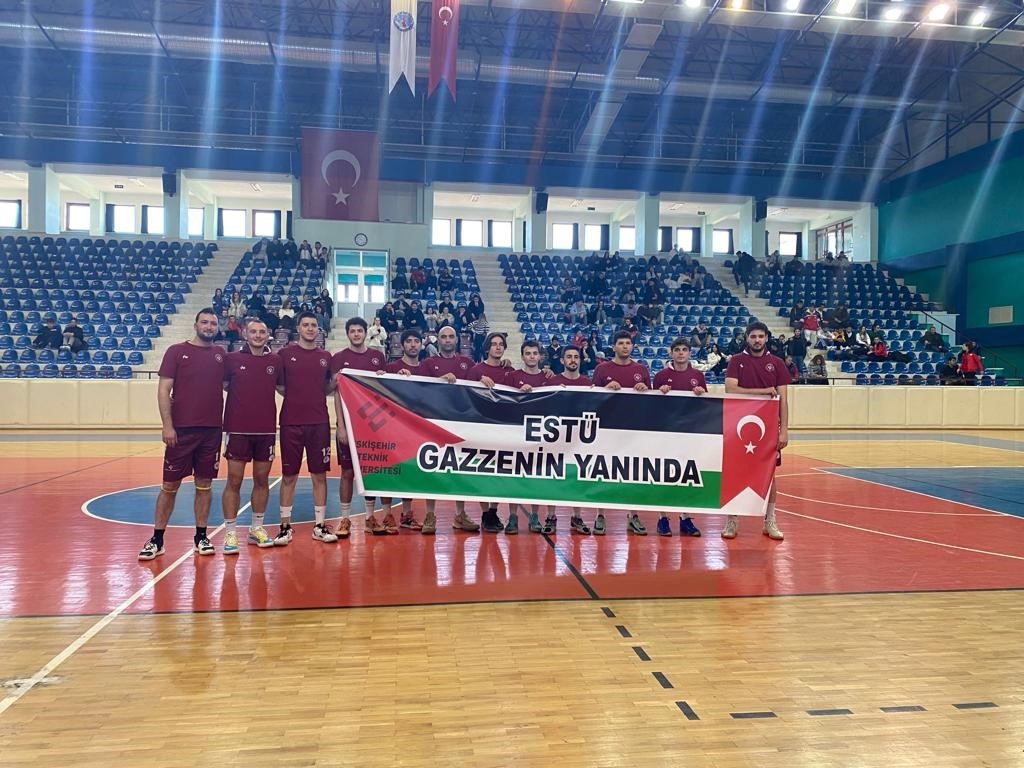 ESTÜ’den Filistin’e destek pankartı