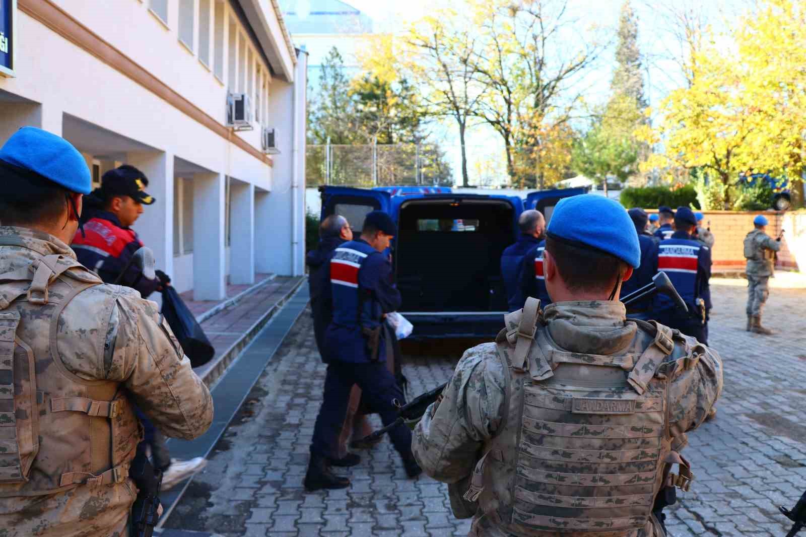 Ter&ouml;r &ouml;rg&uuml;t&uuml; ş&uuml;phelileri Yunanistan&rsquo;a ka&ccedil;amadan yakalandı
