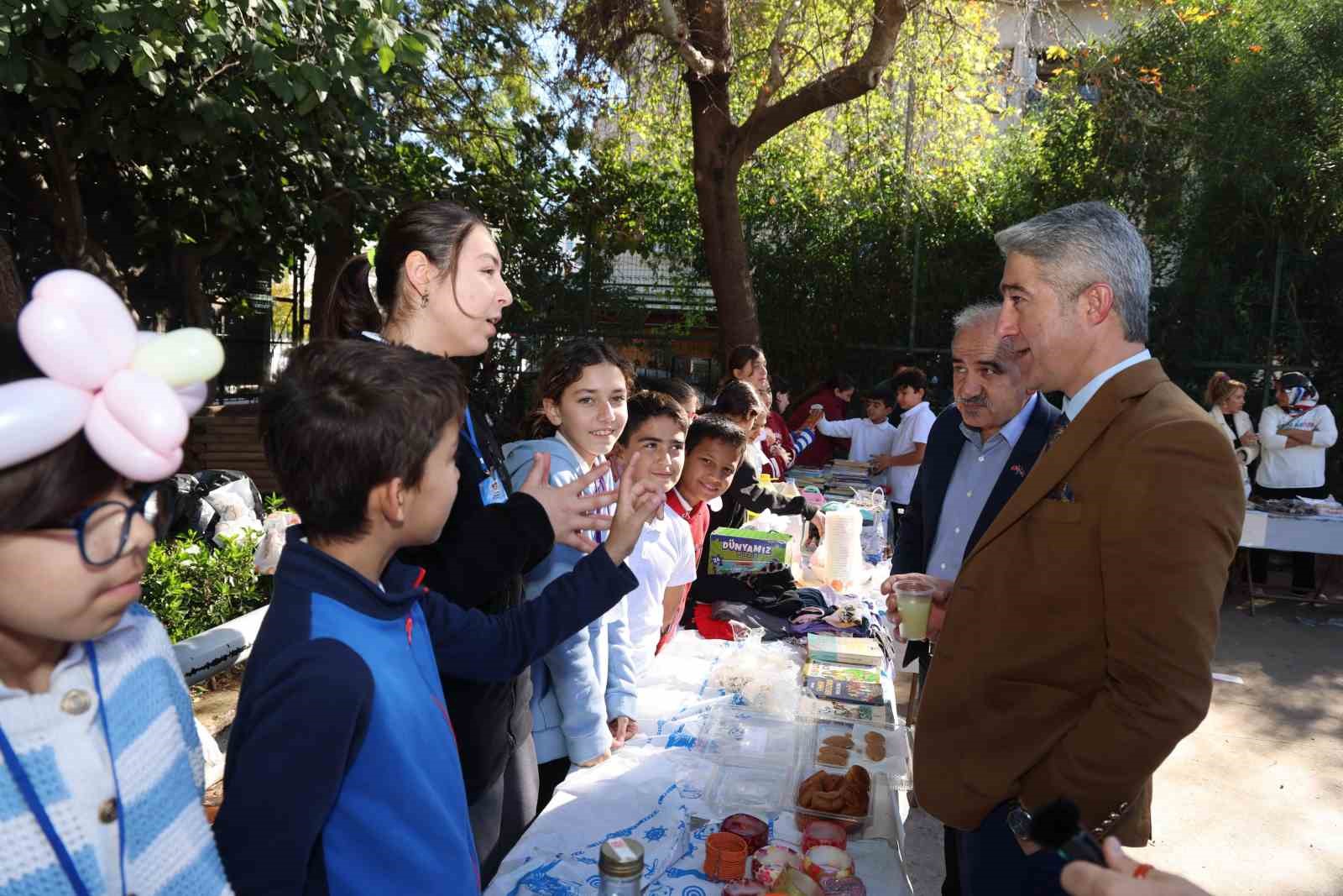 Başkan Oktay, çocuklar ve velilerle hayır panayırında buluştu
