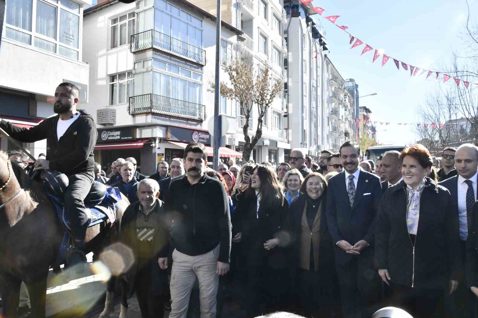 İYİ Parti Genel Başkanı Akşener il teşkilatını ziyaret etti 