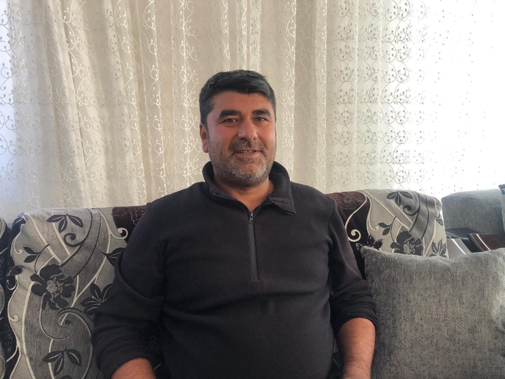 Evde yakaladıkları hırsızı polisi beklerken ellerinden ka&ccedil;ırdılar
