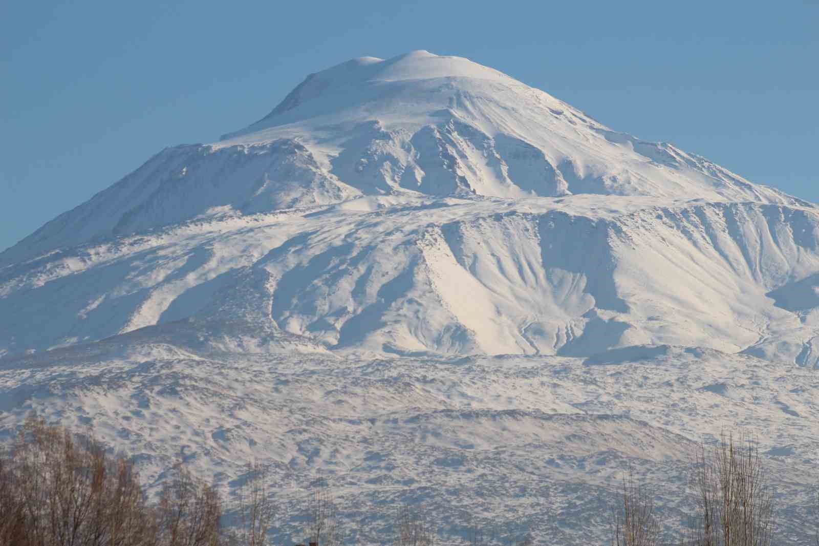 Beyaz gelinliğini giyen Ağrı Dağı&rsquo;ndan kartpostallık g&ouml;r&uuml;nt&uuml; 