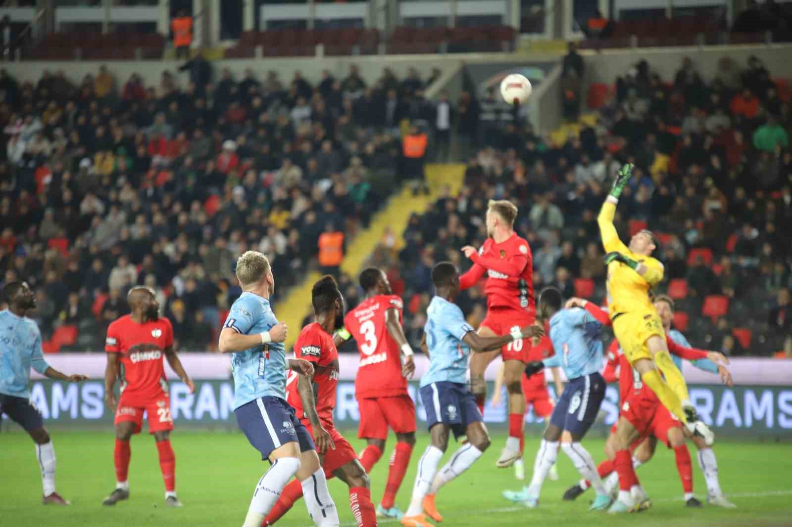 Trendyol Süper Lig: Gaziantep FK: 1 - Adana Demirspor: 0 (İlk yarı)
