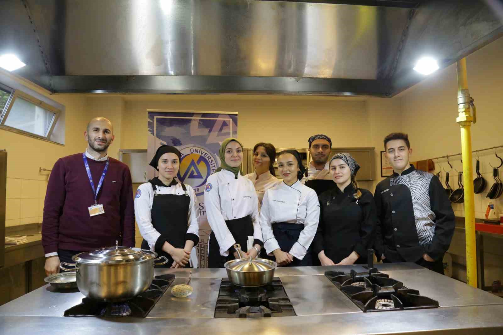 Karalahana &ccedil;orbasına bu kez de Gastronomi ve Mutfak Sanatları B&ouml;l&uuml;m&uuml; &ouml;ğrencileri sahip &ccedil;ıktı
