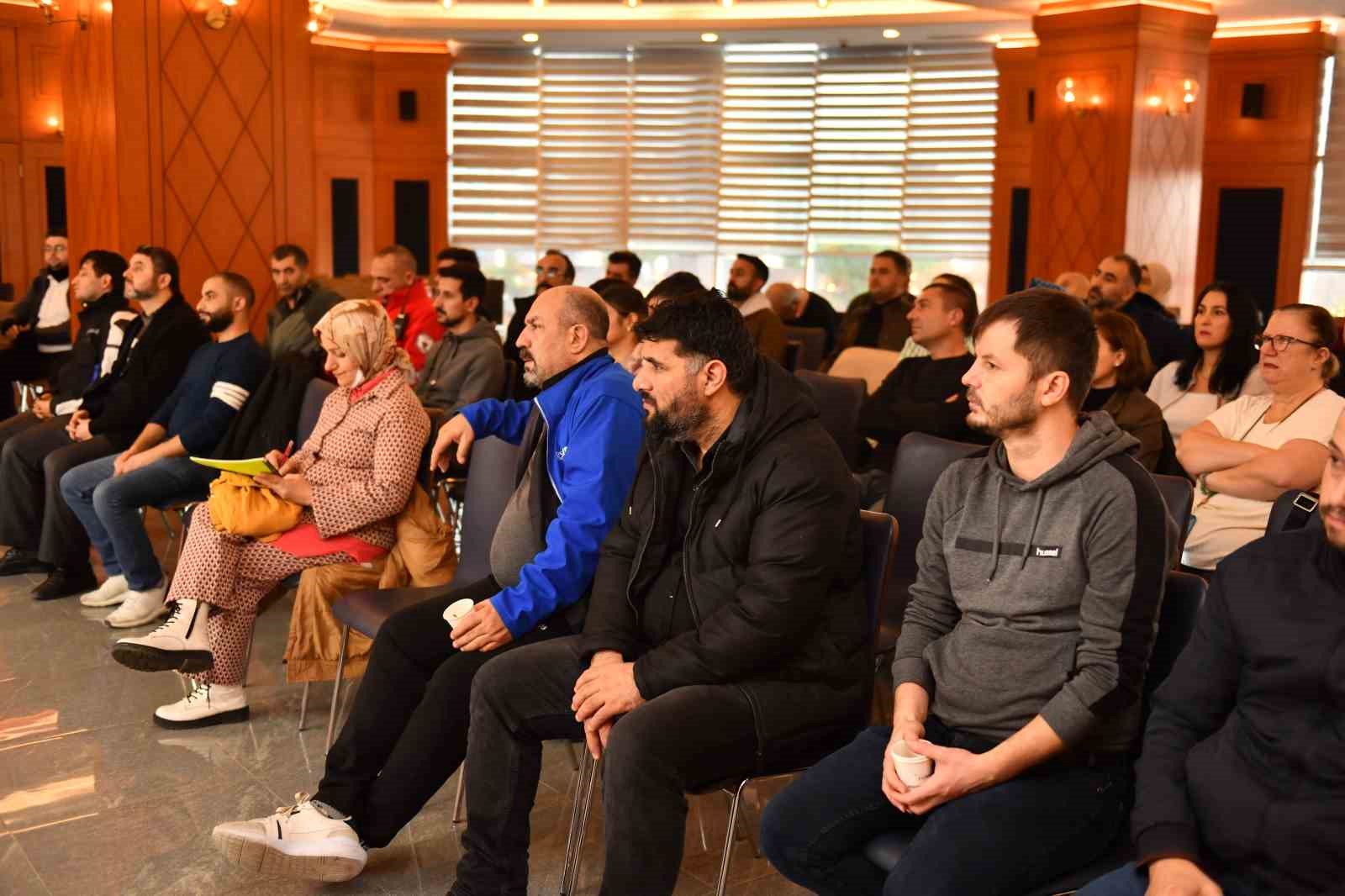 Esenyurt Belediyesi’nden mahalle afet gönüllülerine deprem bilinci eğitimi
