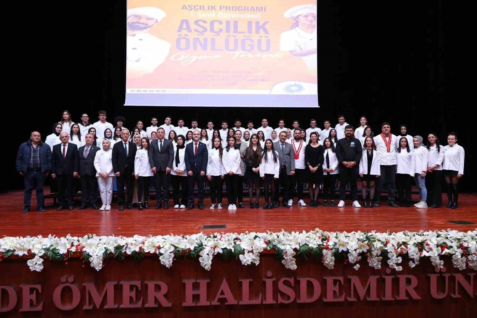 Niğde’de aşçılık bölümü öğrencileri önlük giydi