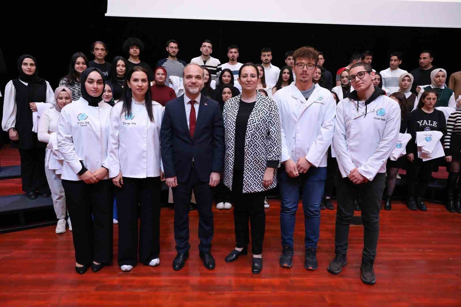Niğde’de aşçılık bölümü öğrencileri önlük giydi