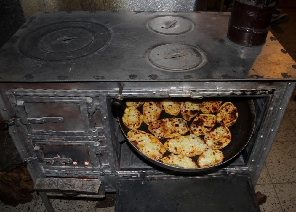 Erzincan&rsquo;da soğuk kış gecelerinin vazge&ccedil;ilmez lezzeti kaşarlı patates
