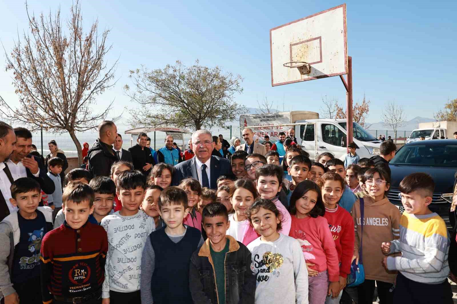 Başkan Mahçiçek’ten öğrencilere bot ve mont hediyesi
