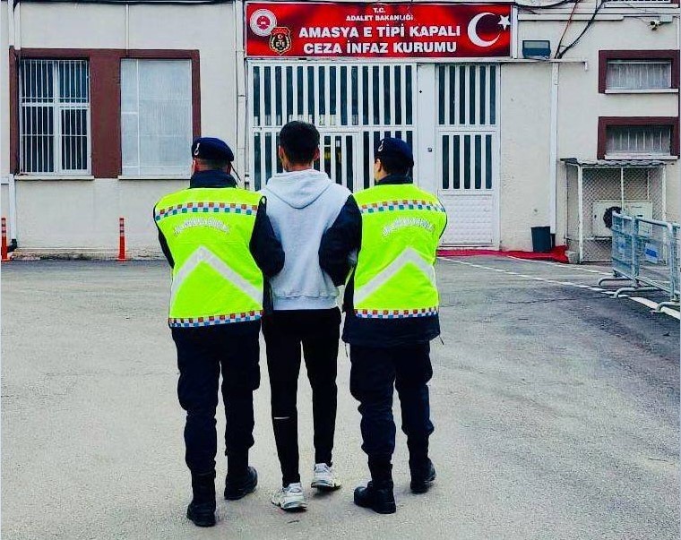 Amasya’da uyuşturucudan 22,5 yıl hapis cezası bulunan şahıs jandarmaya yakalandı