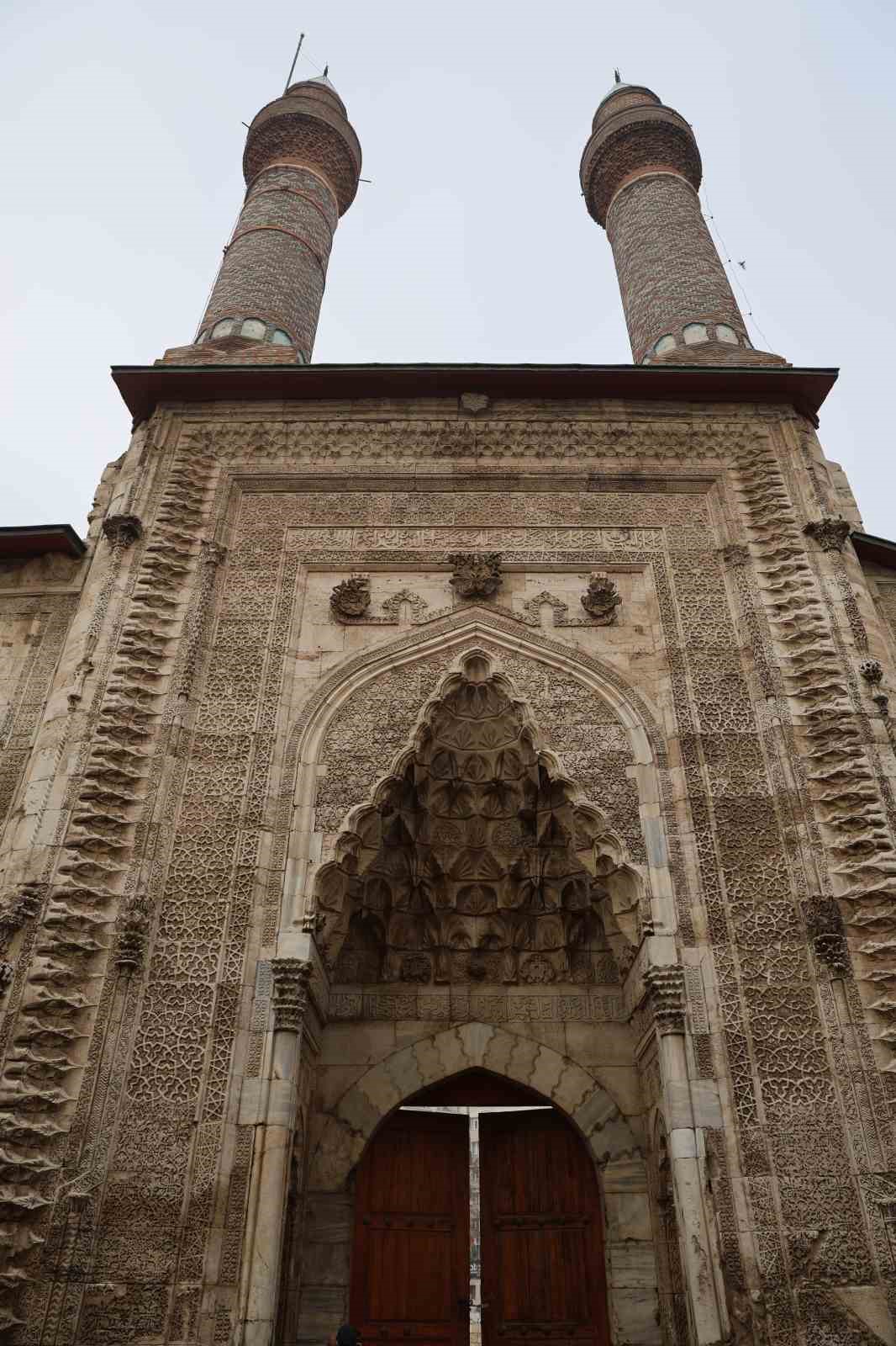 8 asırlık medreseye sprey boyayla yazılan yazılar, cezasız kalmadı
