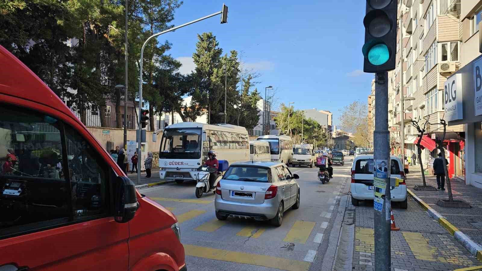 Bandırma’da okul çıkışı, trafik çilesi