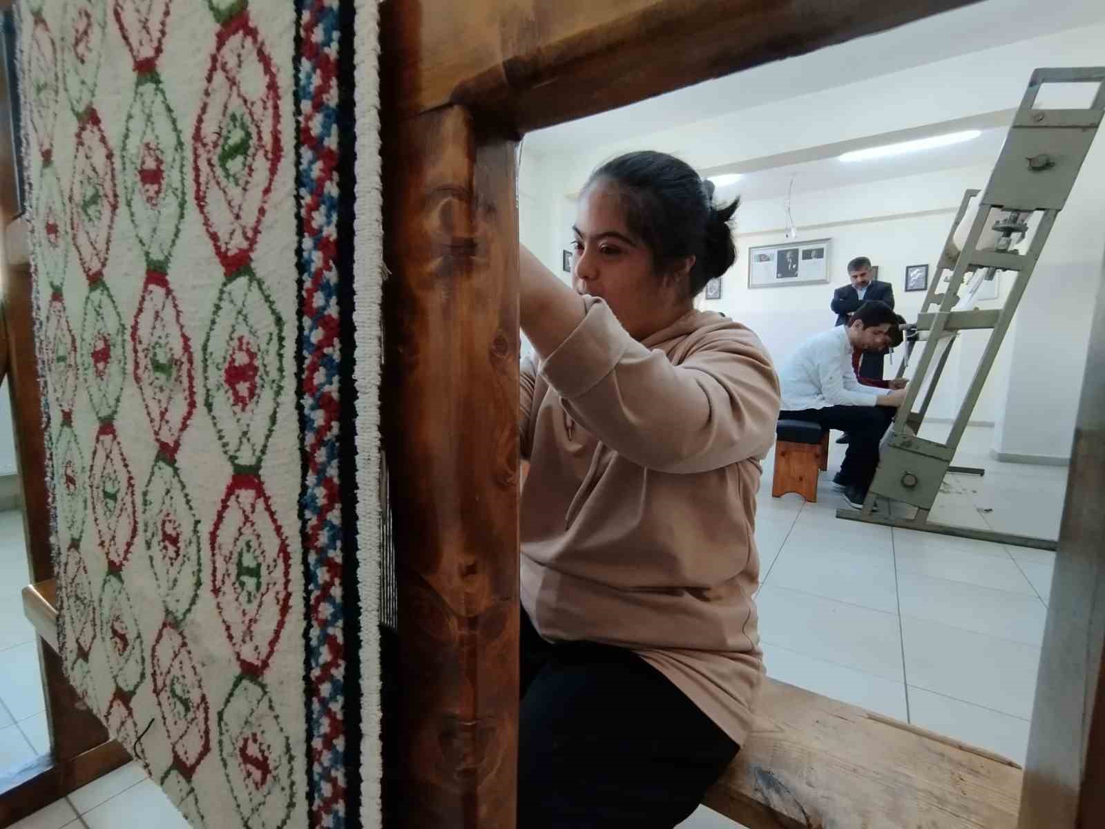 &Ouml;zel &ouml;ğrenciler asırlık teknikle halı dokuyor
