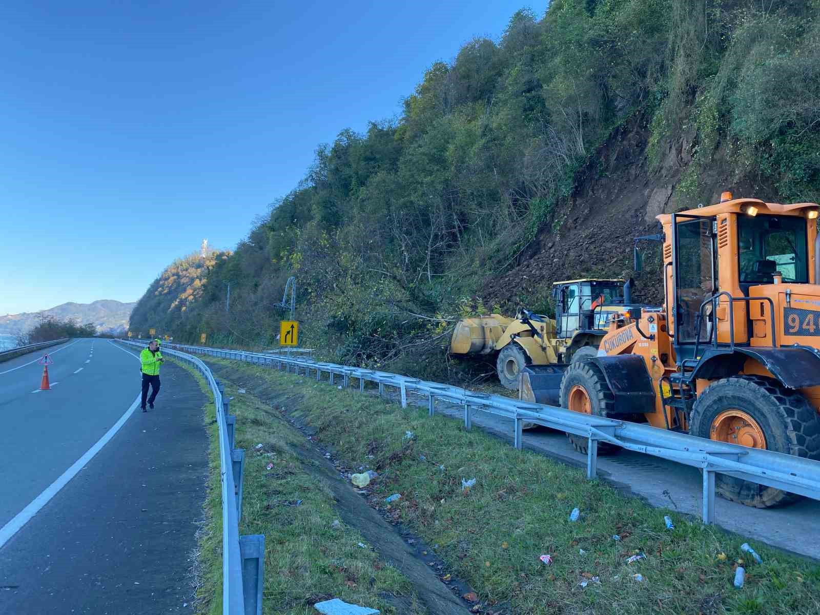 Artvin’de heyelan nedeniyle karayolu ulaşıma kapandı