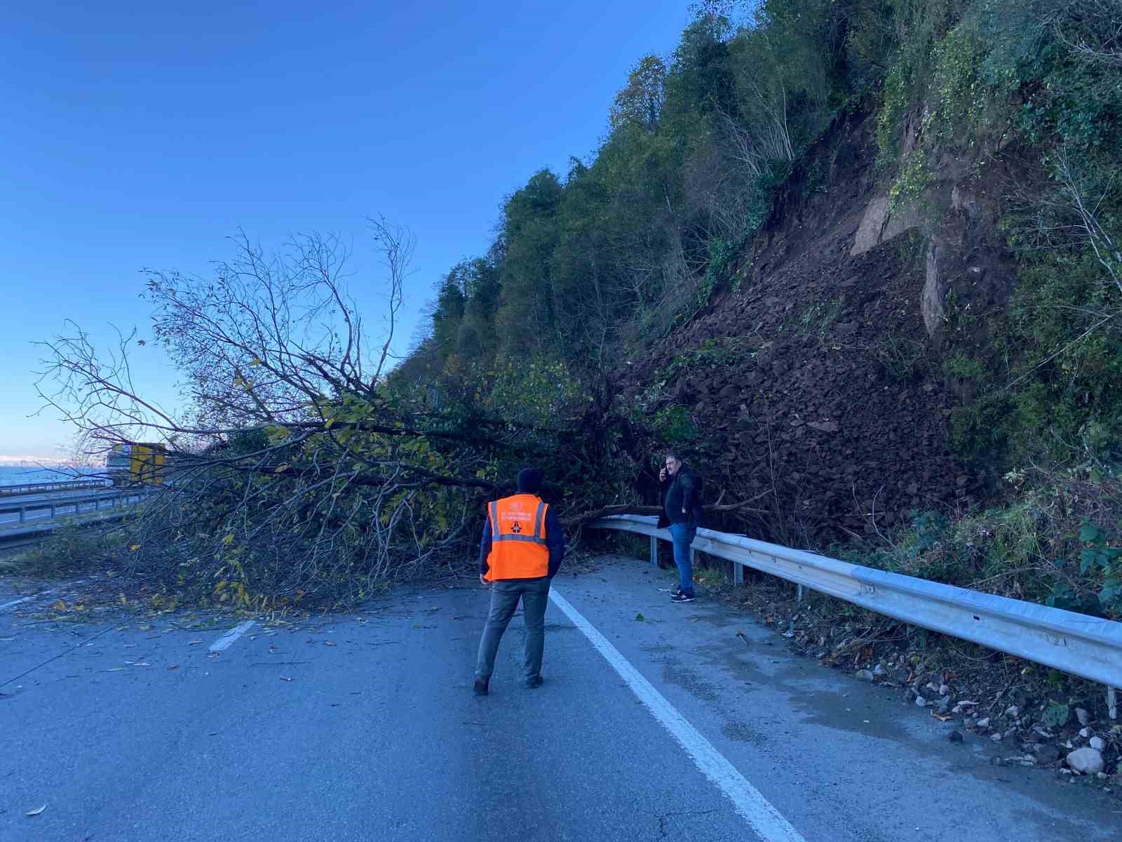 Artvin’de heyelan nedeniyle karayolu ulaşıma kapandı
