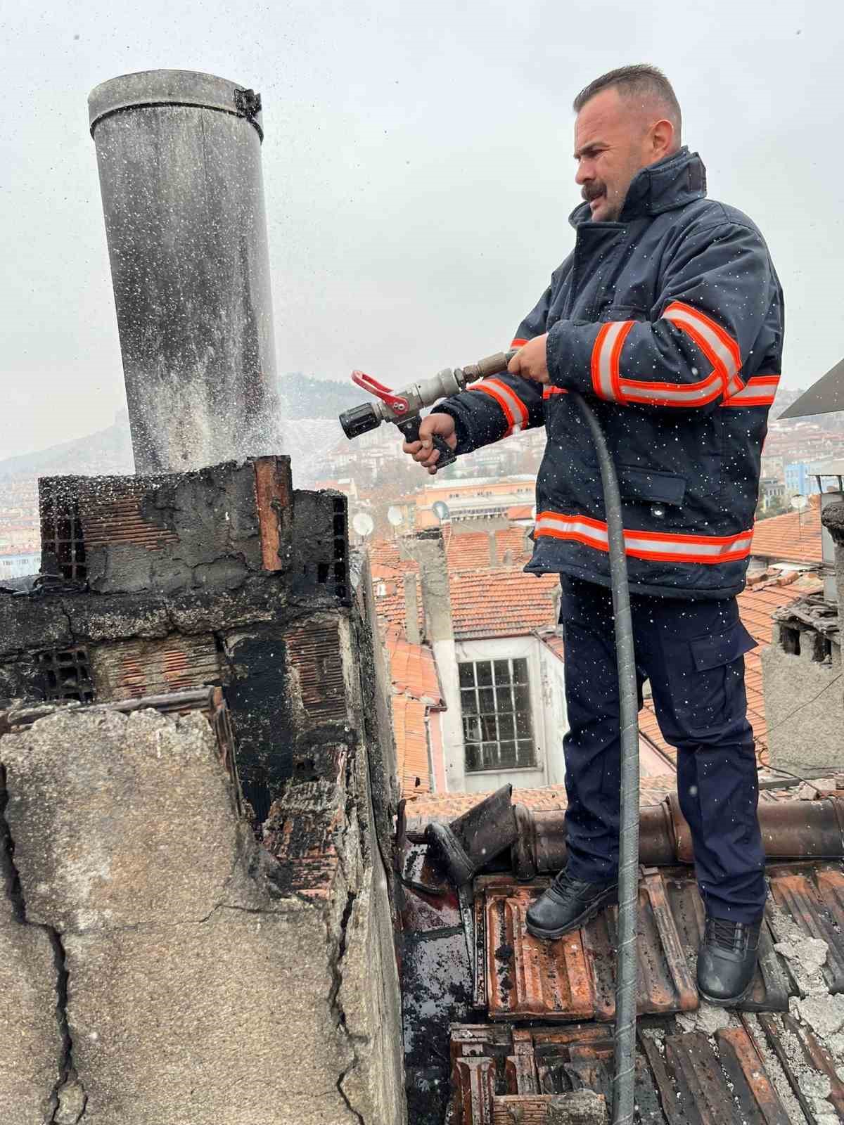 6 katlı binadaki baca yangını paniğe sebep oldu
