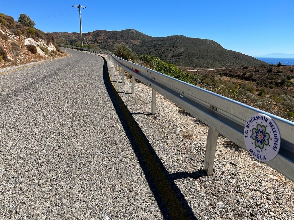 Büyükşehir’den güvenli yollar için 162 km oto korkuluk
