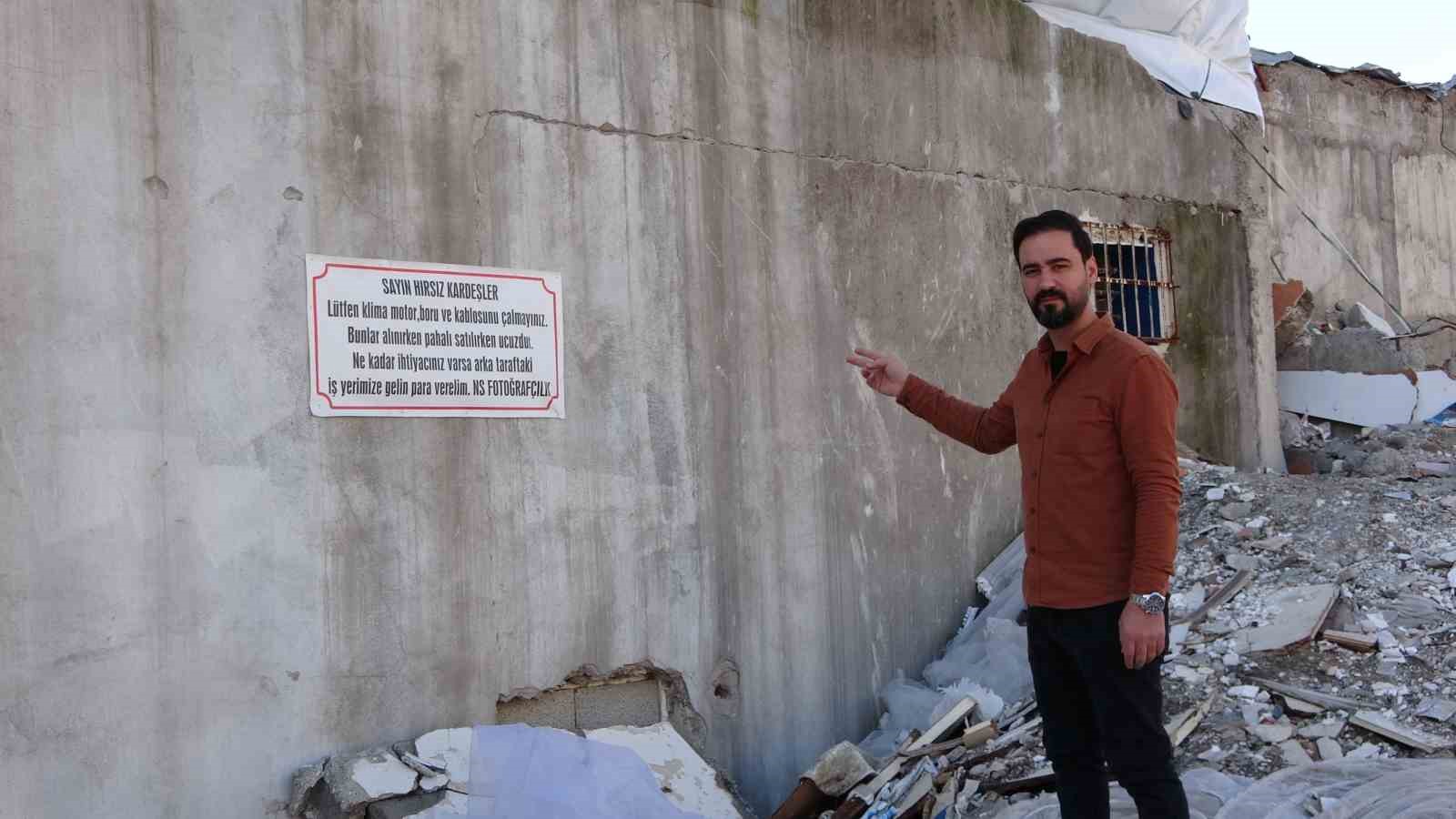 Esnaftan hırsıza not: "Sayın hırsız kardeşler lütfen klima motoru ve kablosunu çalmayınız"