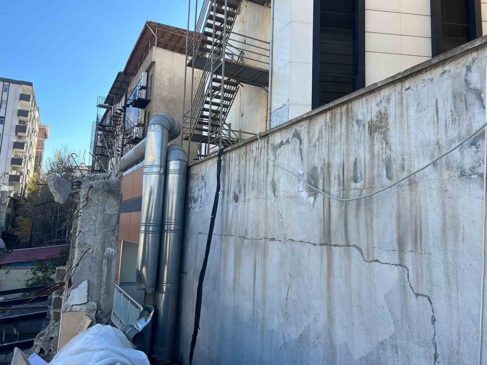 Esnaftan hırsıza not: "Sayın hırsız kardeşler l&uuml;tfen klima motoru ve kablosunu &ccedil;almayınız"
