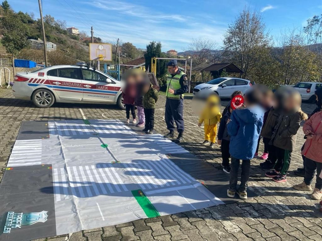 Jandarma; trafik eğitim ve seminerlerini sürdürüyor