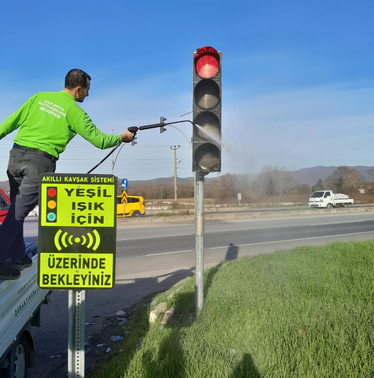 Sakarya Büyükşehir’den trafik ışıklarında temizlik mesaisi
