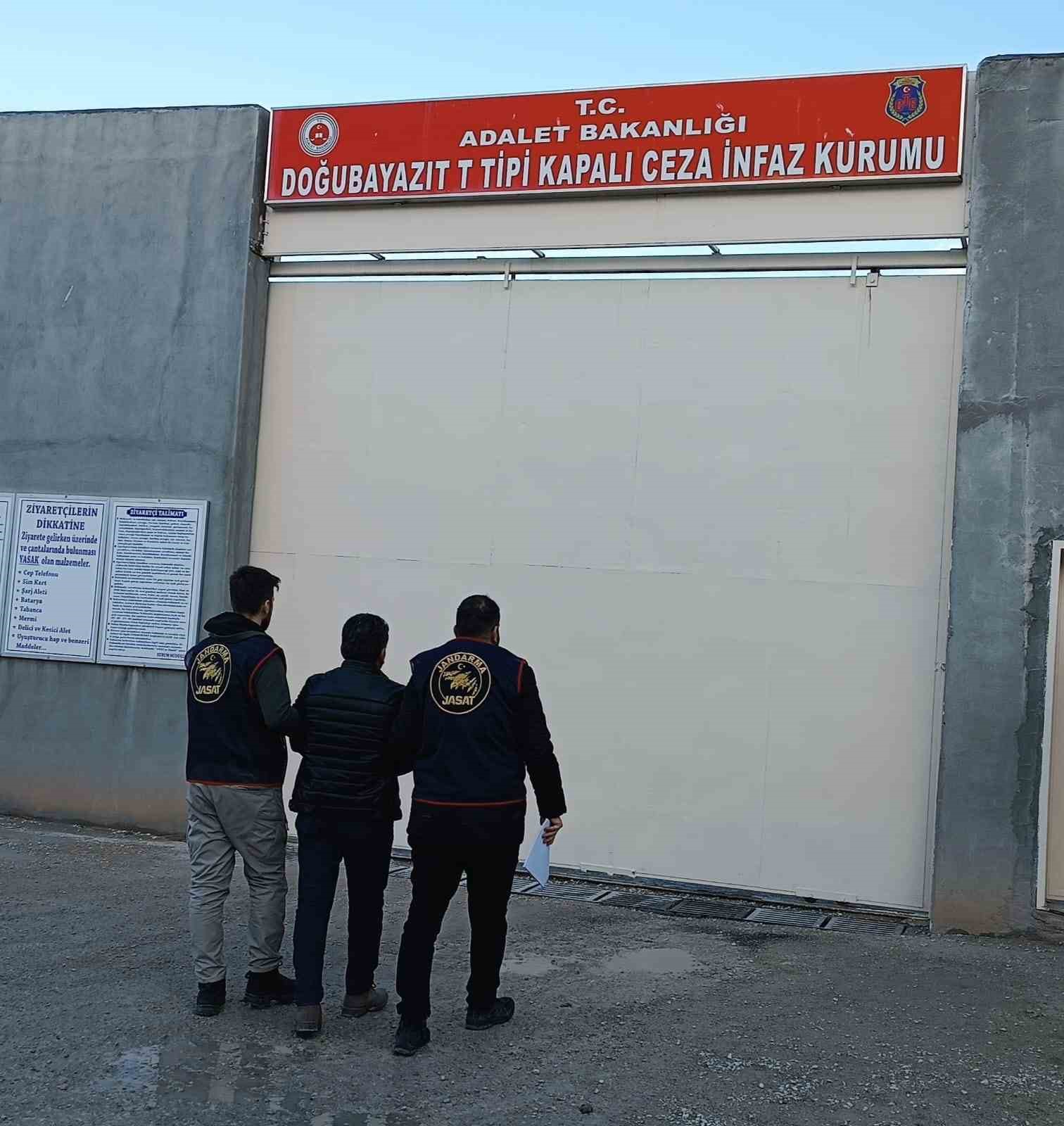 Jandarmadan dev operasyon: 73 firari yakalandı
