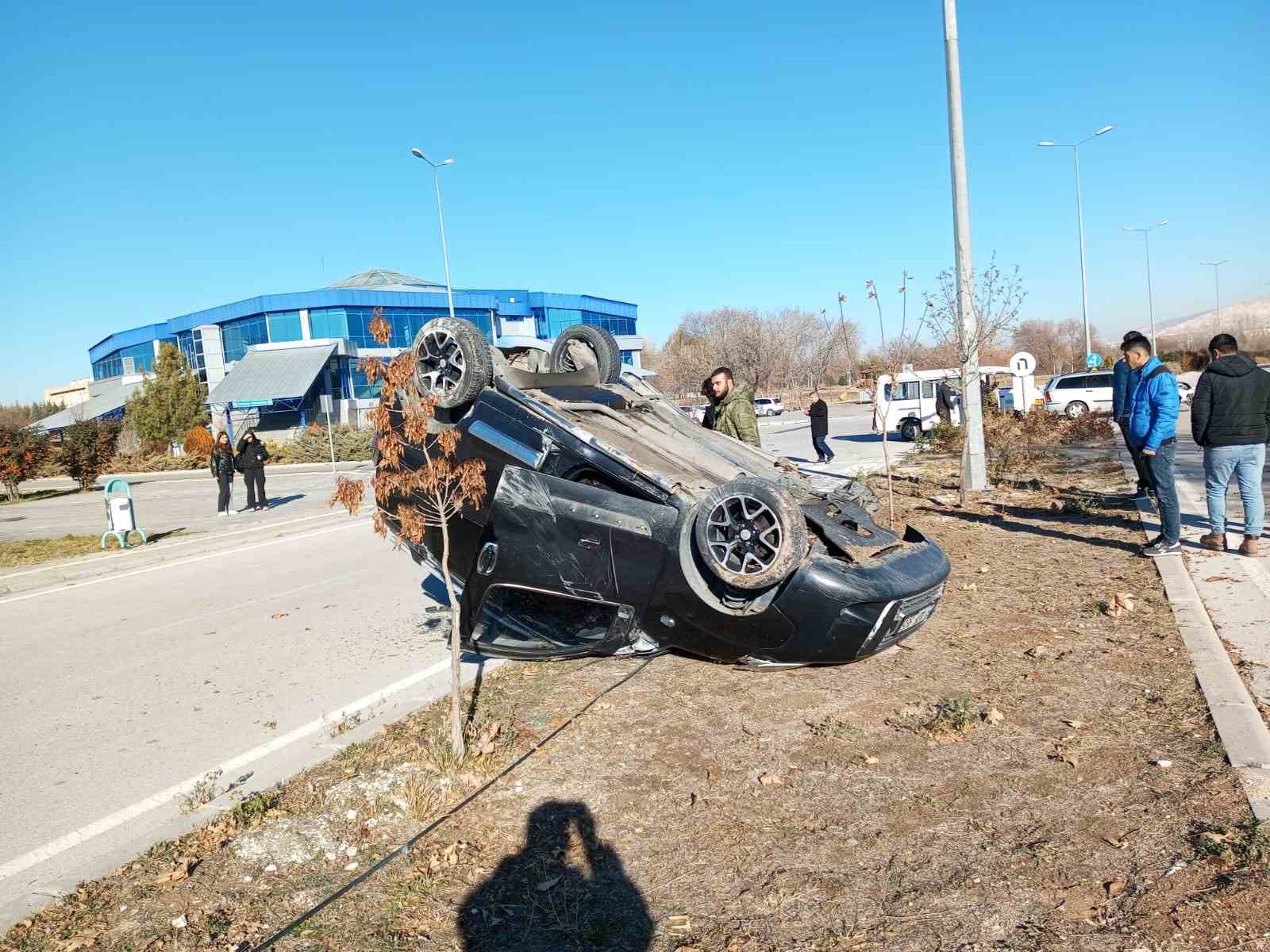 Ticari ara&ccedil; ile otomobil &ccedil;arpıştı: 2 yaralı
