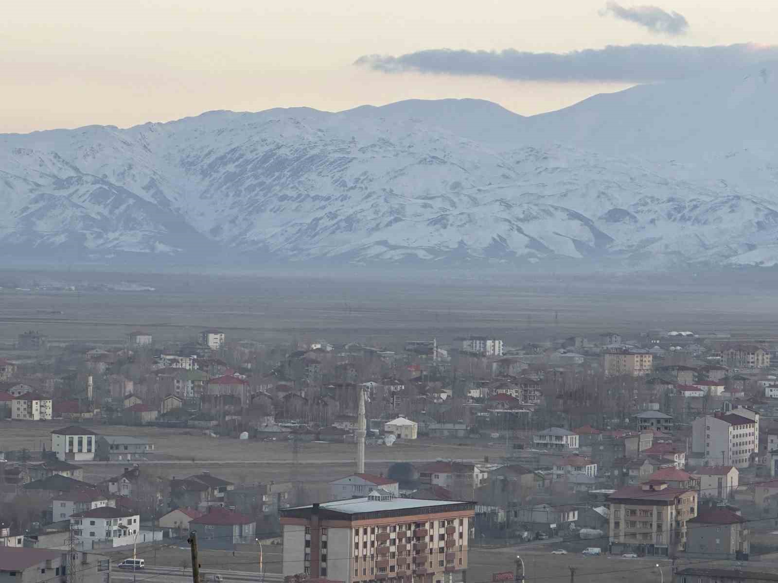 Yüksekova’da yalancı bahar
