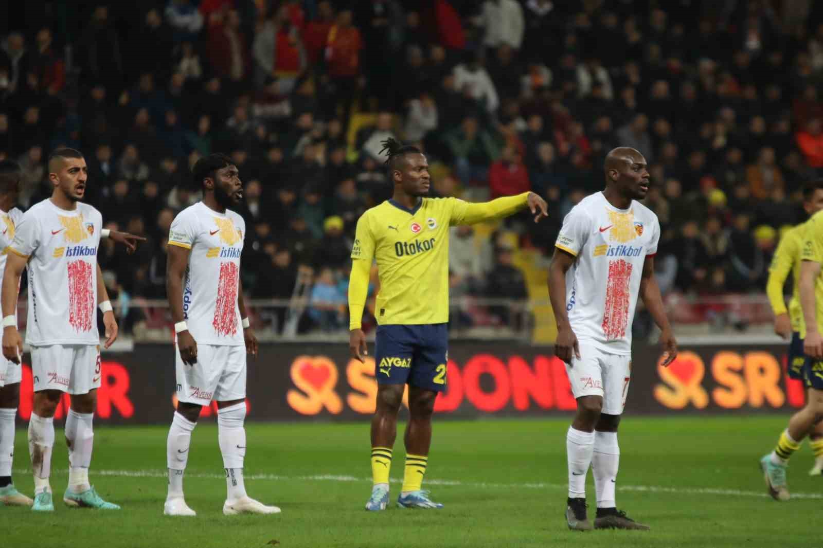 Trendyol Süper Lig: Kayserispor: 1 - Fenerbahçe: 2 (İlk yarı)
