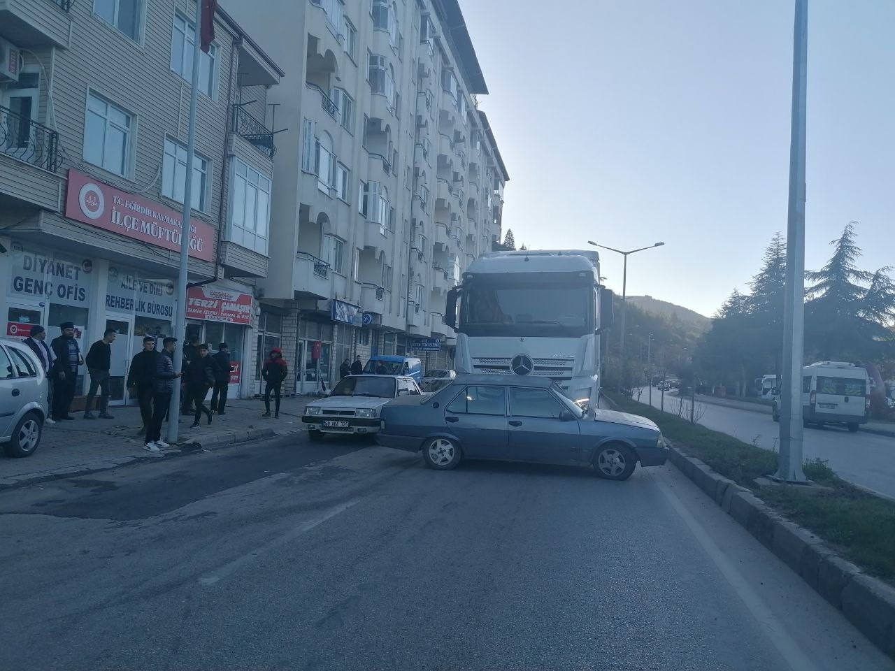 Tır otomobile çarptı, şans eseri yaralanan olmadı 