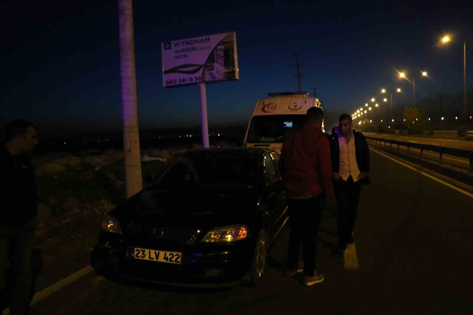 Diyarbakır&rsquo;da otomobile &ccedil;arpan minib&uuml;s yol kenarına savruldu: 7 yaralı 