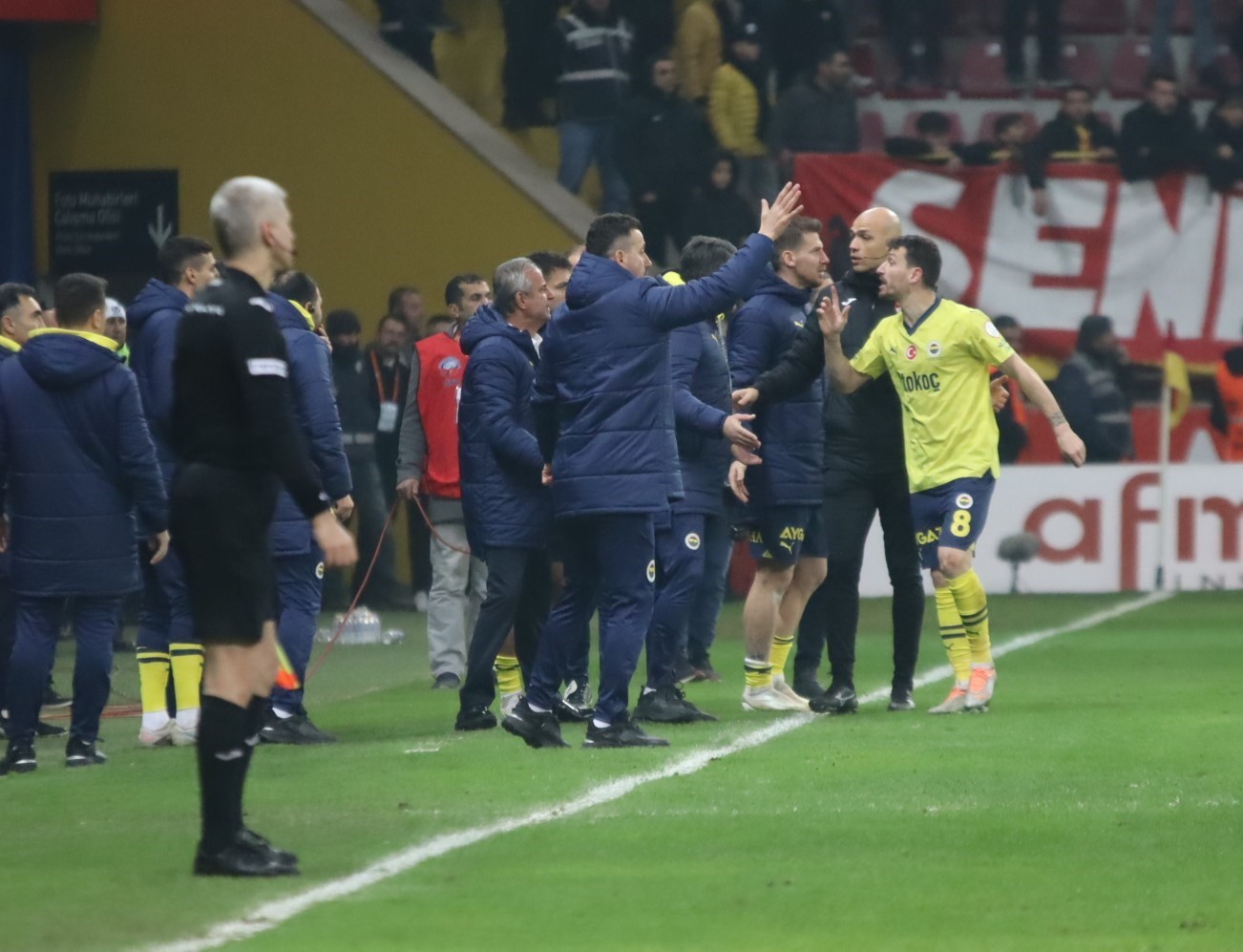 Fenerbahçe derbi öncesi 2 oyuncusunu kaybetti
