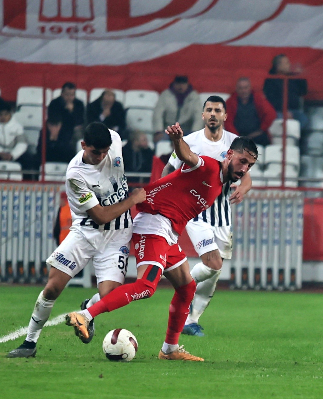 Trendyol Süper Lig: Antalyaspor: 0 - Kasımpaşa: 0 (İlk yarı)

