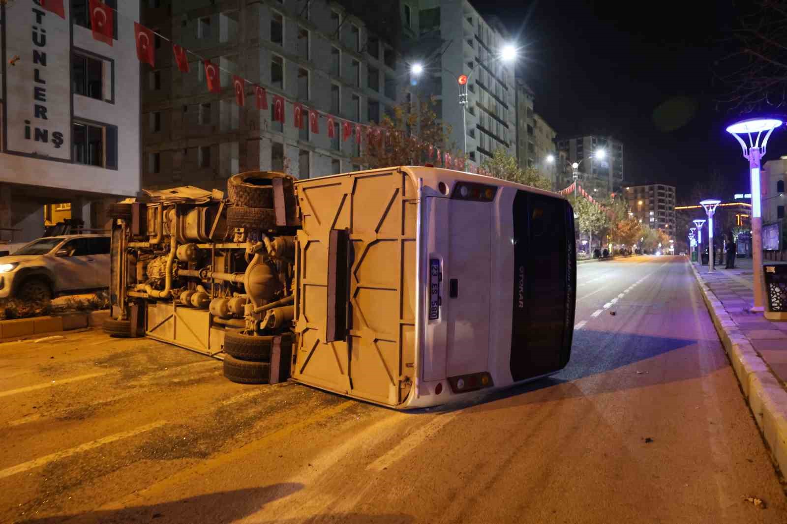 Elazığ’da ortalığın savaş alanına döndüğü kaza kamerada: 5 yaralı