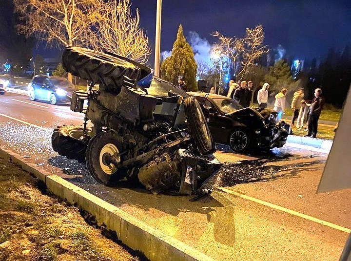 Kütahya’da otomobil ile traktör çarpıştı: 3 yaralı