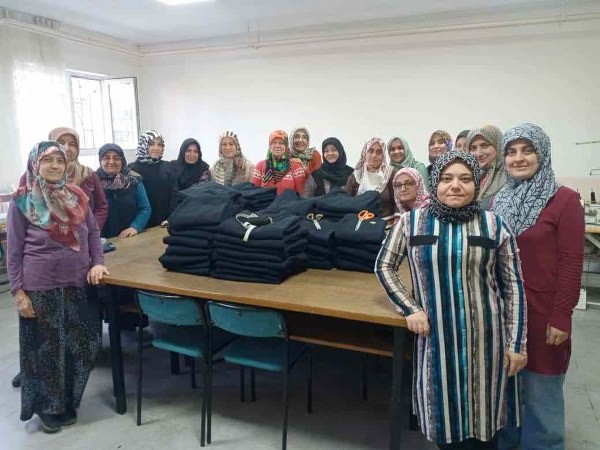 Hisarcık’ta kursiyerler Gazze’ye gönderilmek üzere eşofman takımı dikiyor