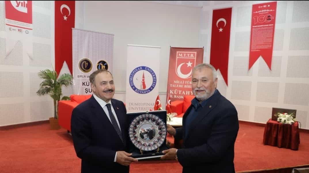 Veysel Eroğlu, Birlik Vakfında gen&ccedil;lerle bir araya geldi
