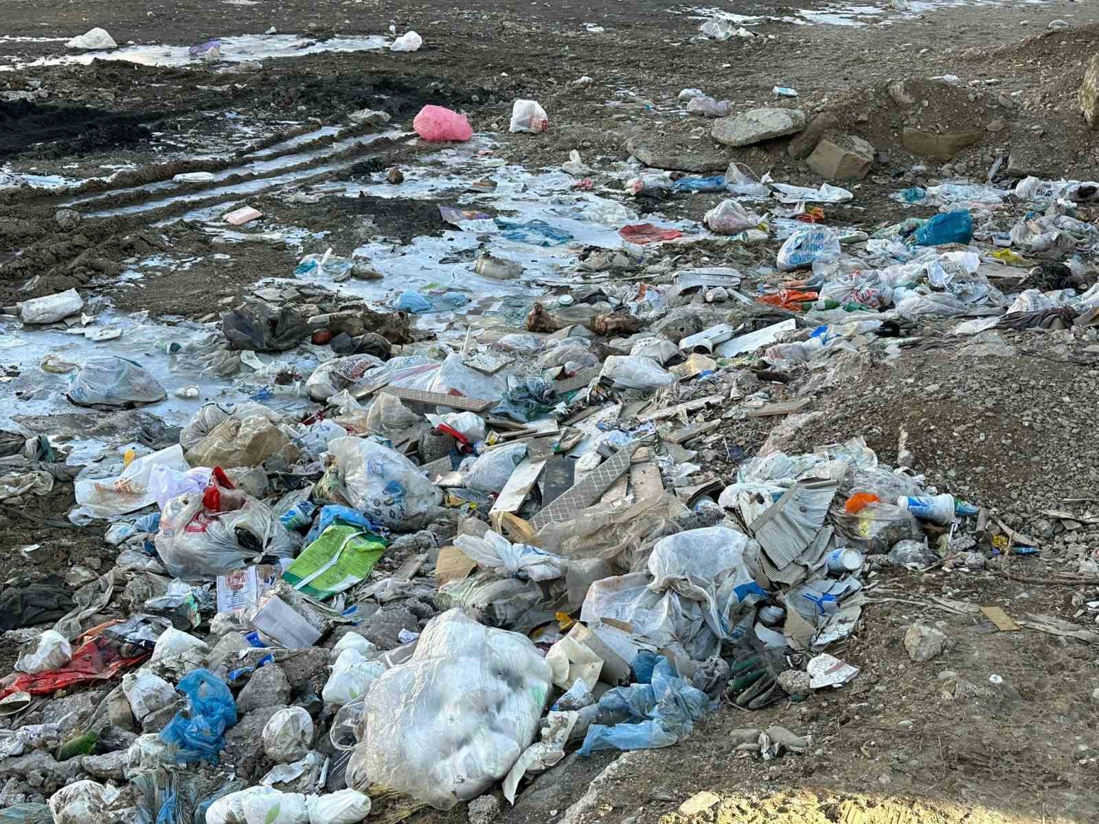 Yüksekova’nın ara sokaklarına atılan çöpler temizlenmeyi bekliyor